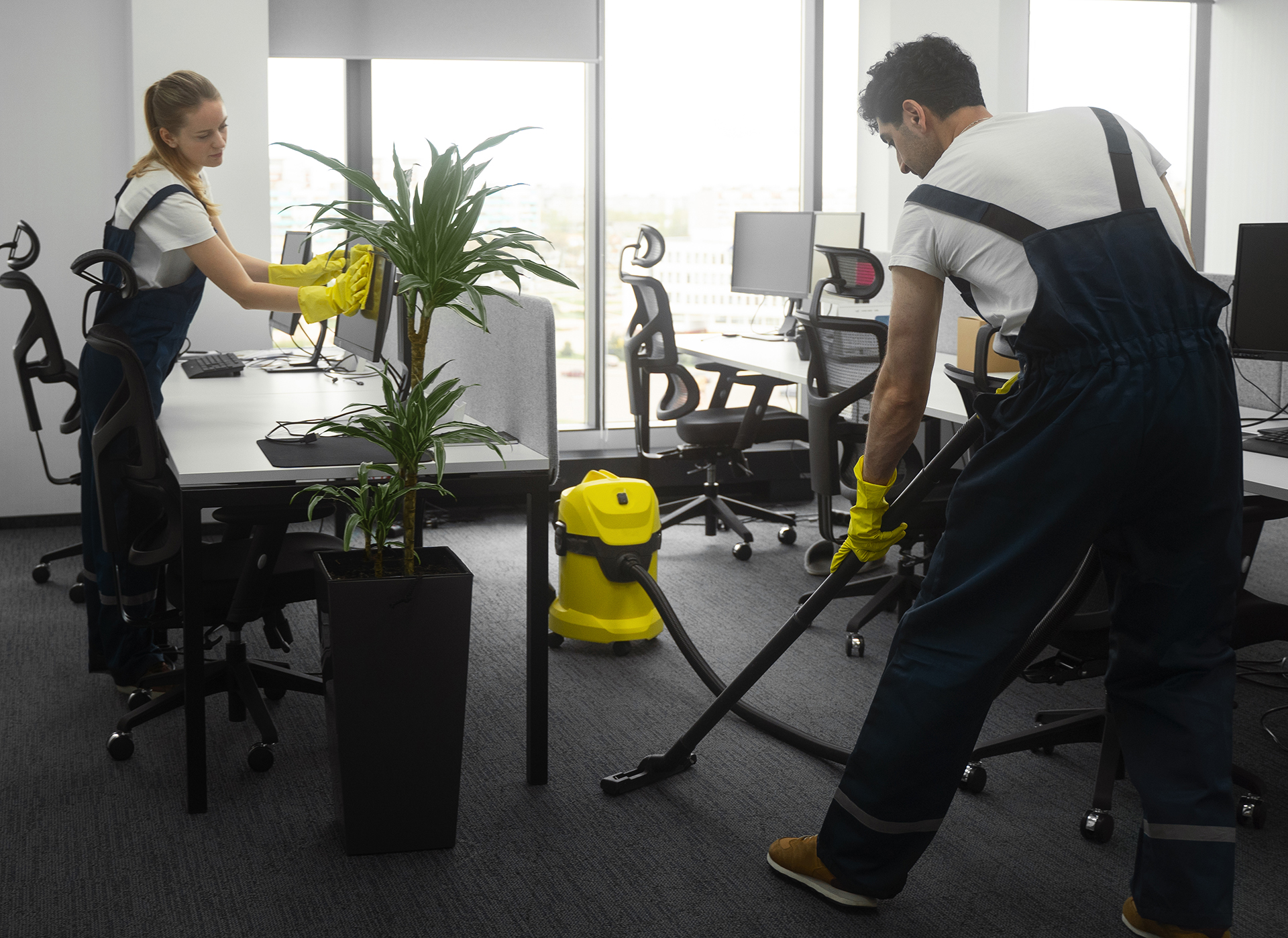 full-shot-people-cleaning-office